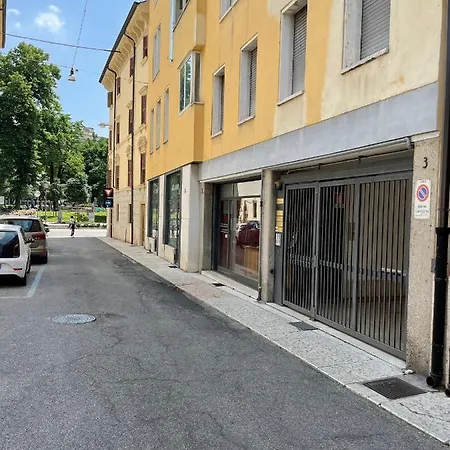 Alexander House Affittacamere *